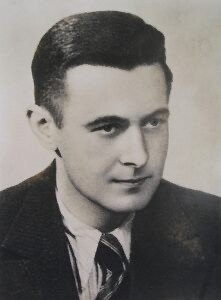 A person in a suit and tie

Description automatically generated